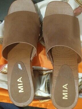 MIA Women's Brown Platform Mule Open Toe. NWOT